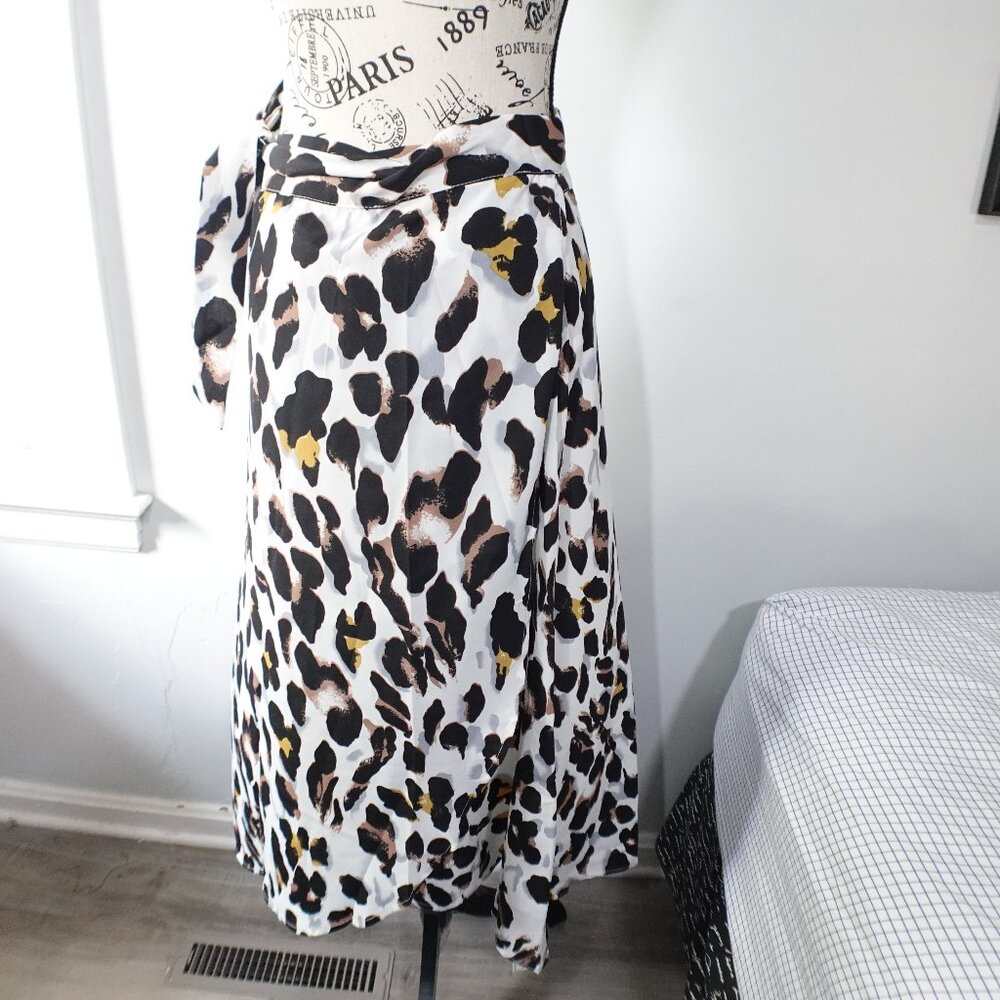 Women`s Animal print wrap around skirt size L New w/tag